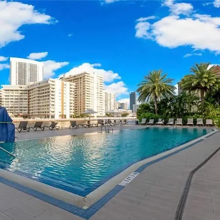 Studio Beachwalk, Ocean Breeze & 2 Full Beds